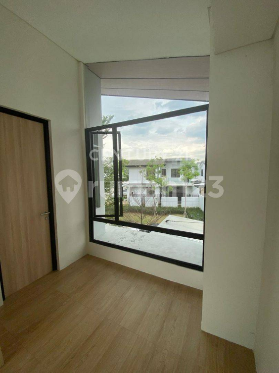 Modern Minimalist Waterfront House Ready to Move In