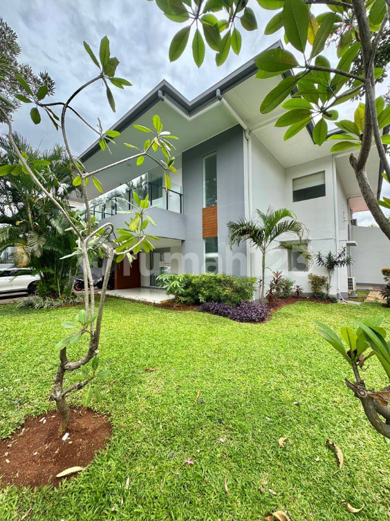 Luxurious 4-Bedroom House with Pool and Garden