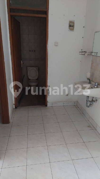 Spacious 4-Bedroom House with Carport