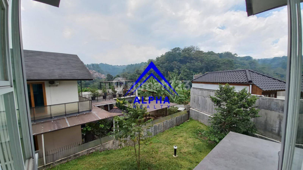 Modern 3-Bedroom House with Garden and Mountain Views