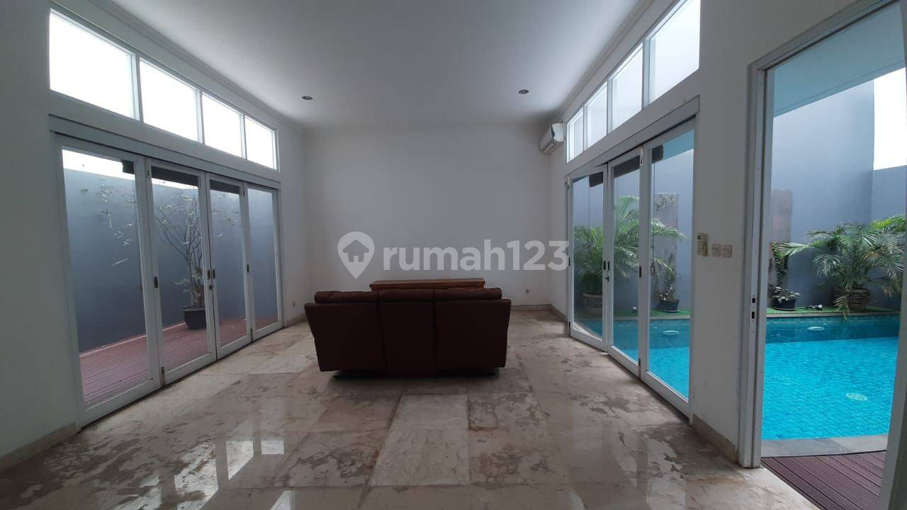 Modern 2.5-Story Townhouse with Private Pool