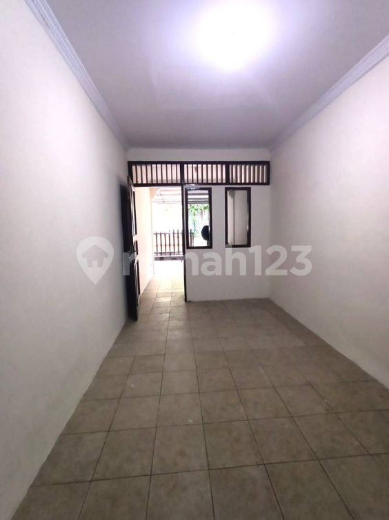 Spacious House with Garden Facing Park in Tebet