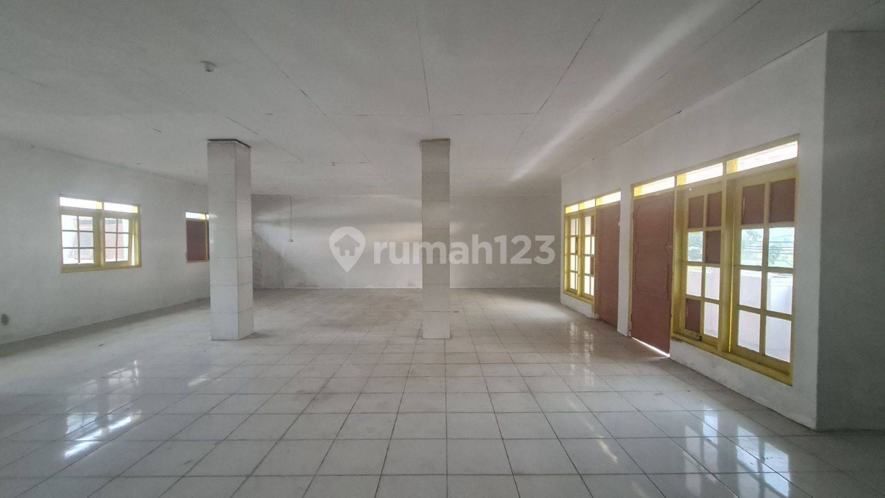 Spacious Commercial Building in Strategic Solo Location