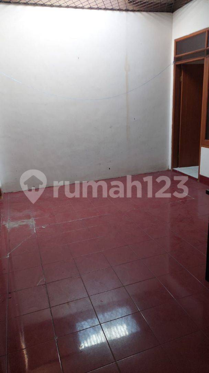 Spacious 4-Bedroom House with Carport