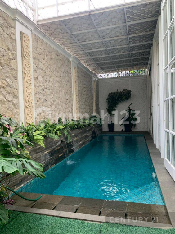 Luxurious House with Pool in Strategic Tebet Location
