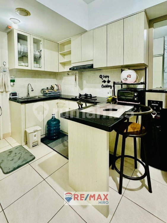 Modern Studio Apartment with Parisian Theme Decor