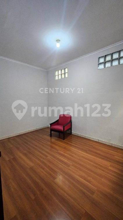 Spacious 3-Bedroom House with Modern Kitchen