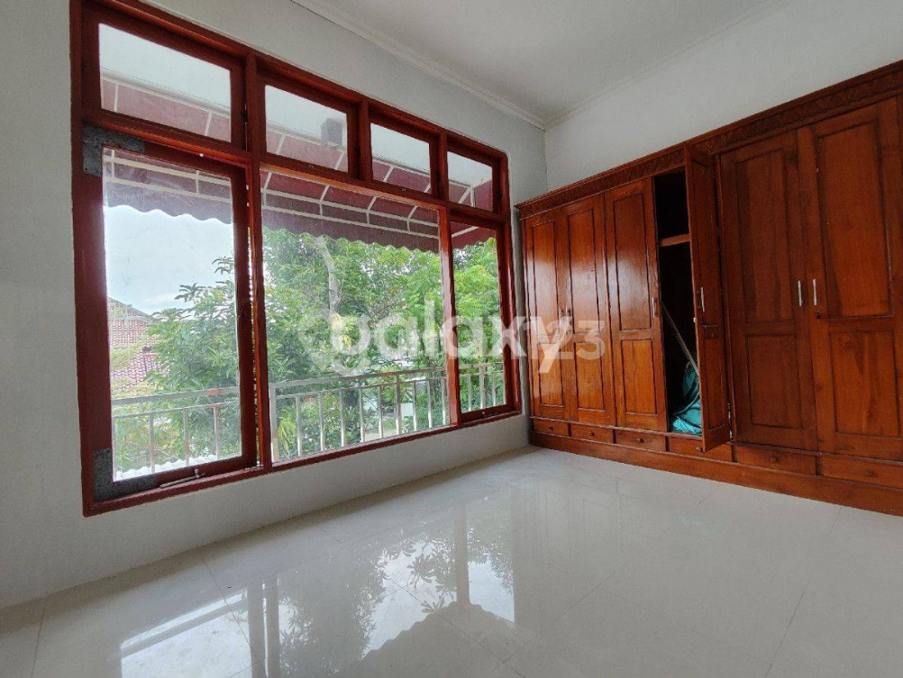 Spacious 3-Floor House with 5 Bedrooms