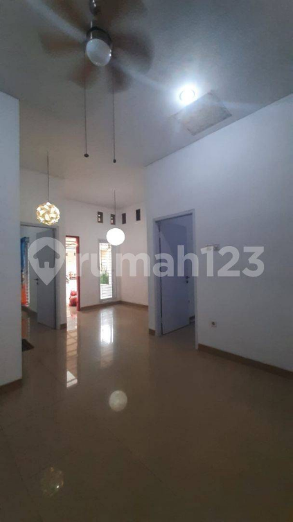 Spacious 3-Bedroom House with Kitchen Set