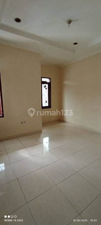 Spacious 4-Bedroom House with Balcony in Turangga