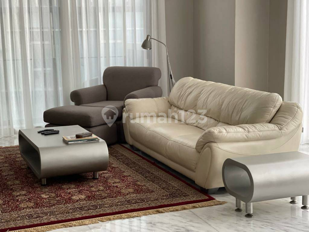 Modern Apartment with Pool Near Amenities