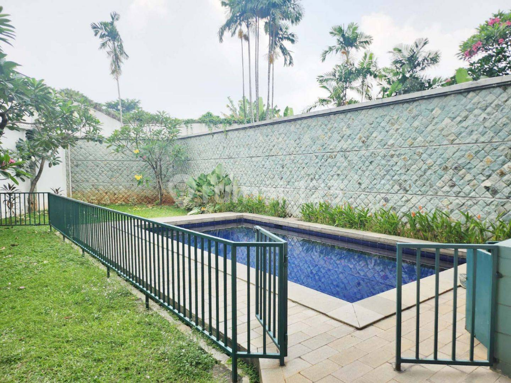 Designer Villa with Pool near MRT