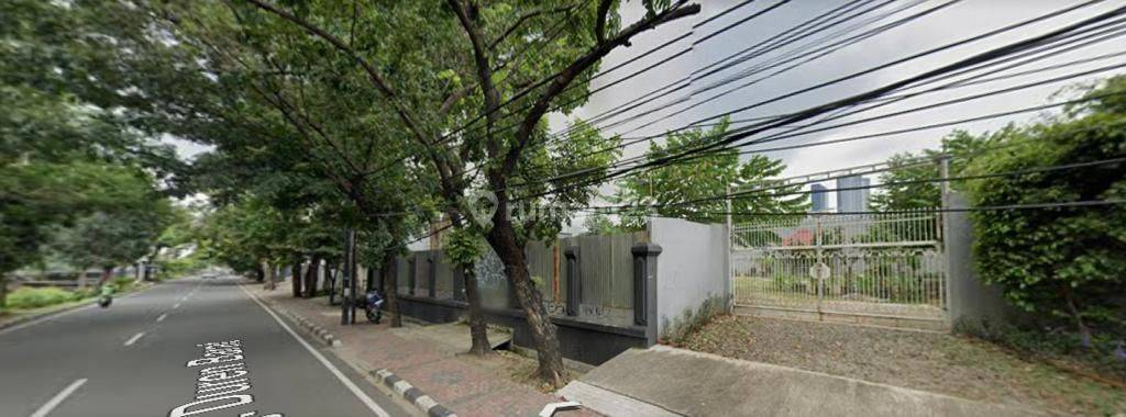 Strategic Commercial Space Near Local Landmarks