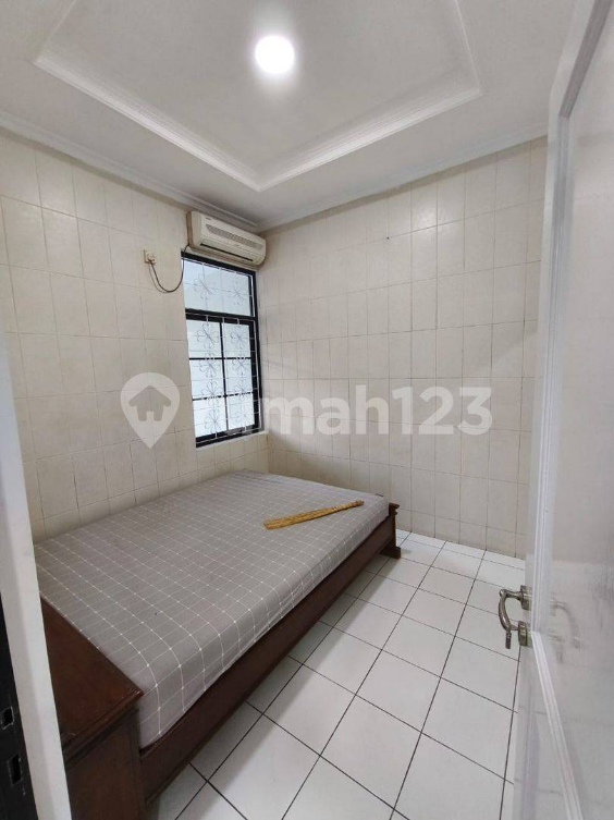 Spacious 3-Bedroom House with Modern Kitchen