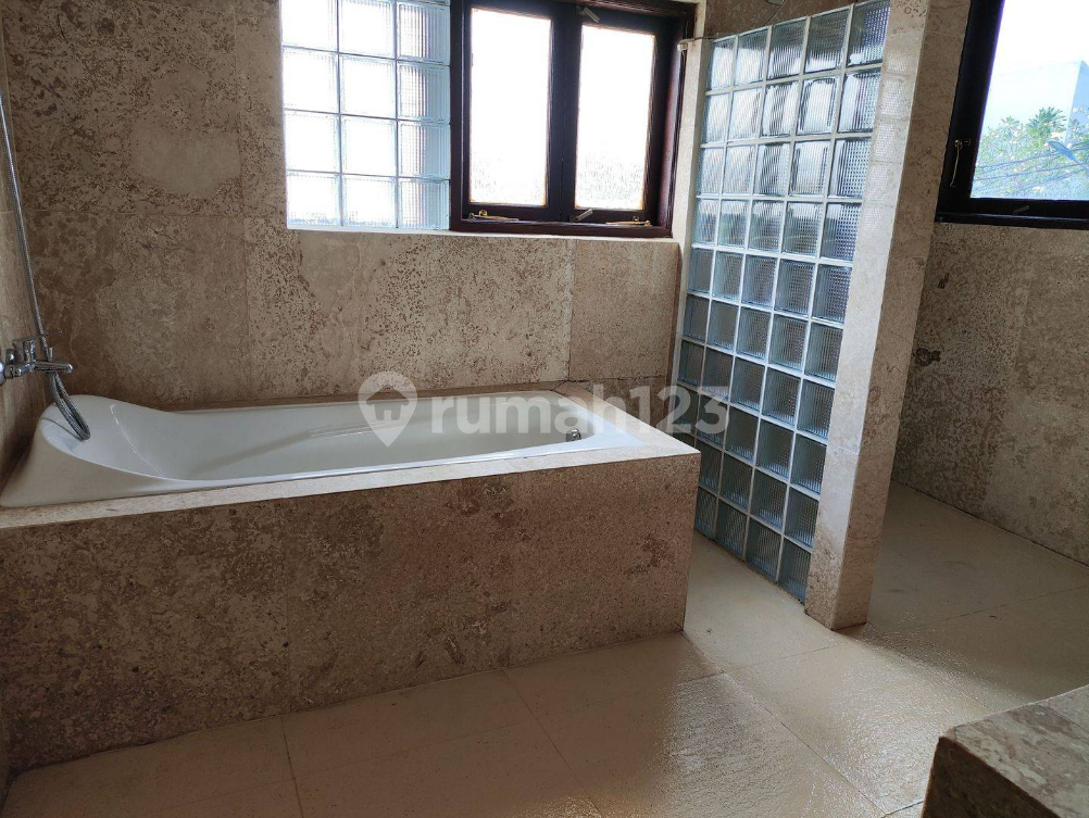 Spacious Property with Private Pool and Garden