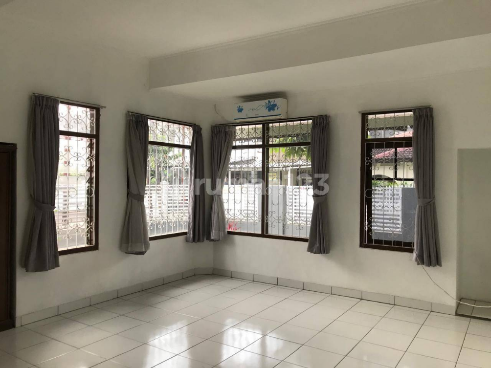 Spacious 1.5-Story Corner House with Garden