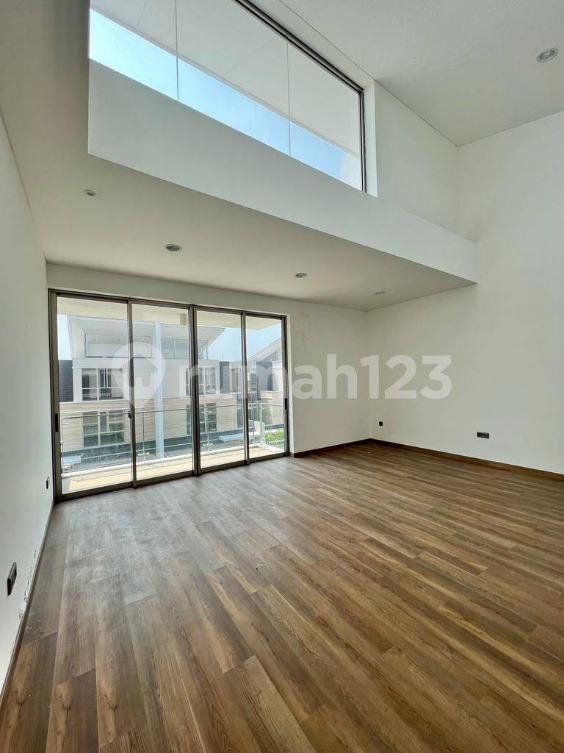 Luxurious 3-Story Golf Island Townhouse with Garden