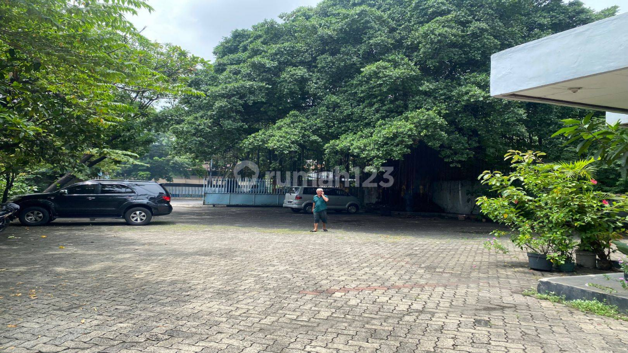 Strategic Location Warehouse Building with Parking