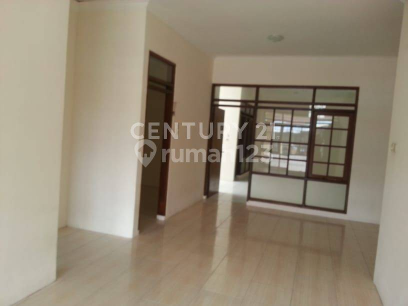 Spacious 5-bedroom house with rooftop terrace