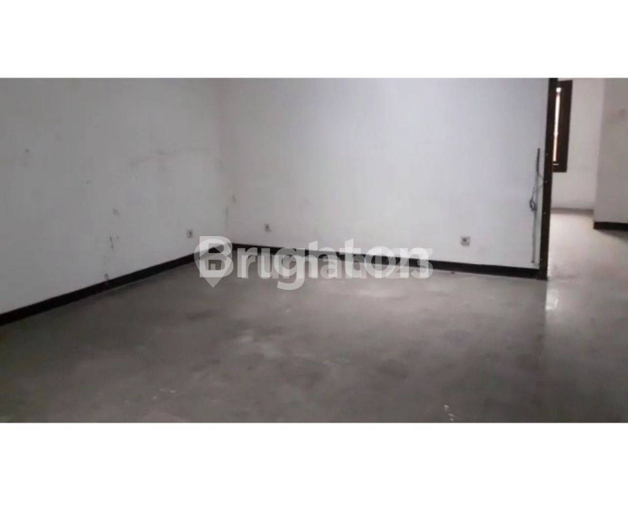 Strategic Location House for Business Near City Center