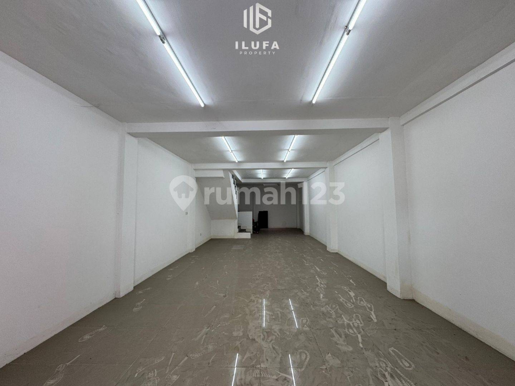Strategic 3.5 Floor Commercial Building in Fatmawati