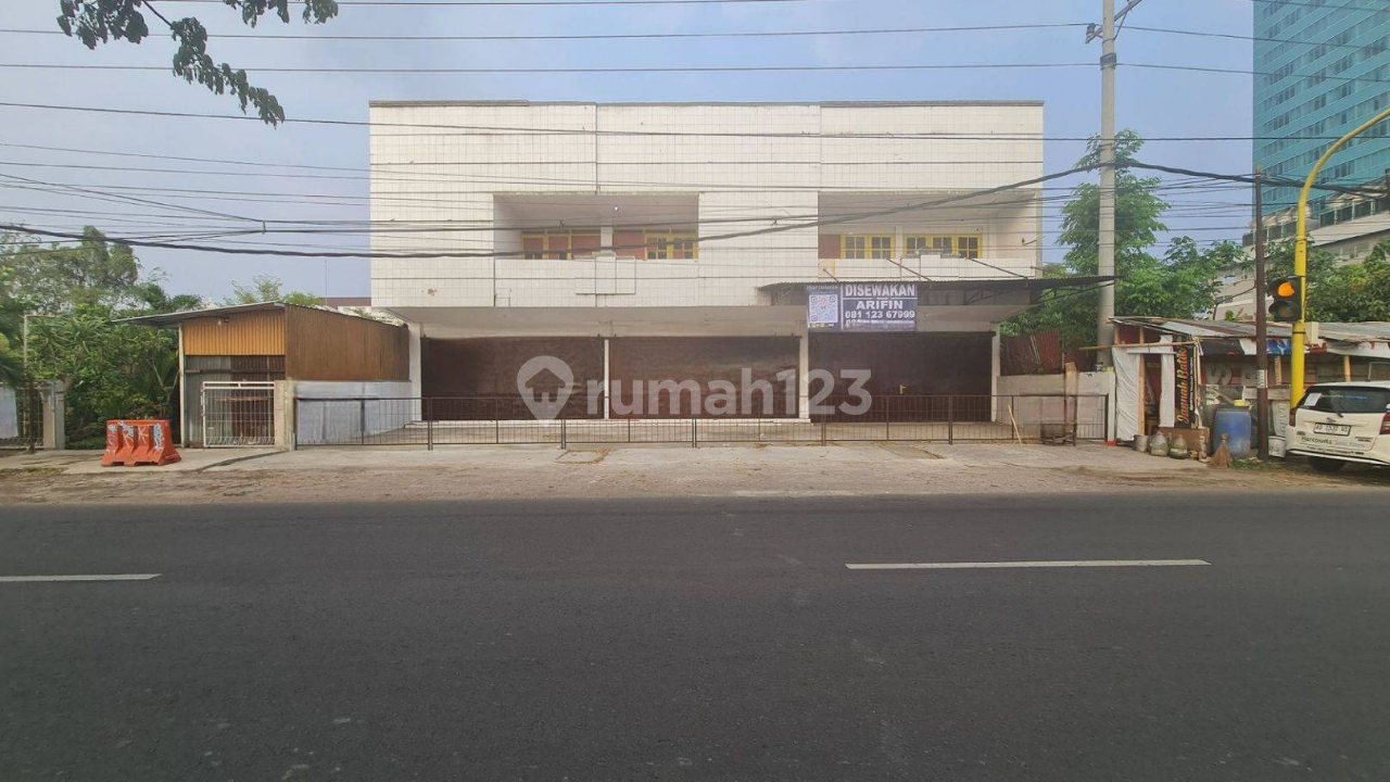 Spacious Commercial Building in Strategic Solo Location