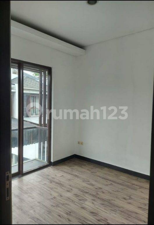 Modern Townhouse with Designer Interior and Parking
