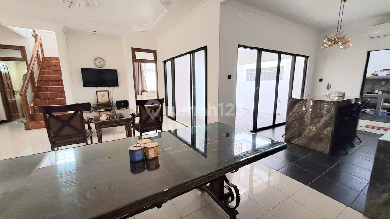 Spacious 5-Bedroom House Near Pacific Place Mall
