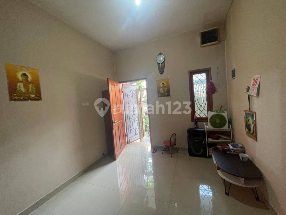 2-Story House in Jelambar with 1 Bedroom