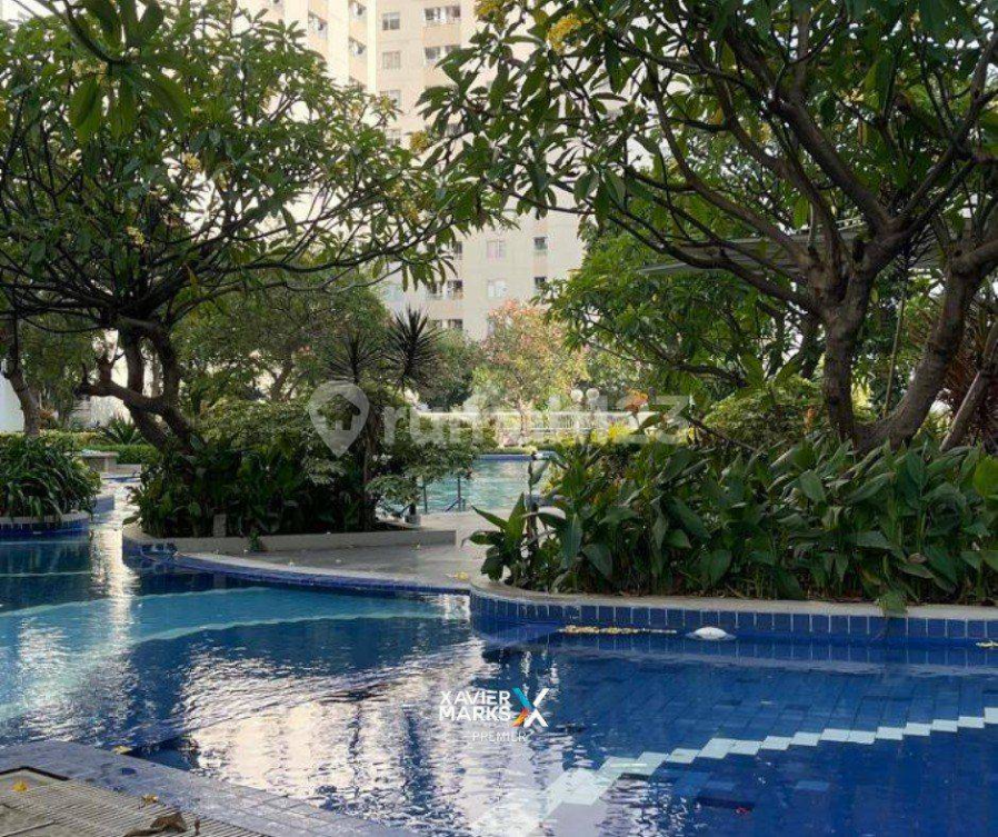 Furnished 2-Bed Apartment with Pool View