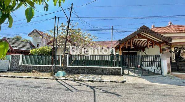 Spacious 4-Bedroom House Near Jemursari with Garden