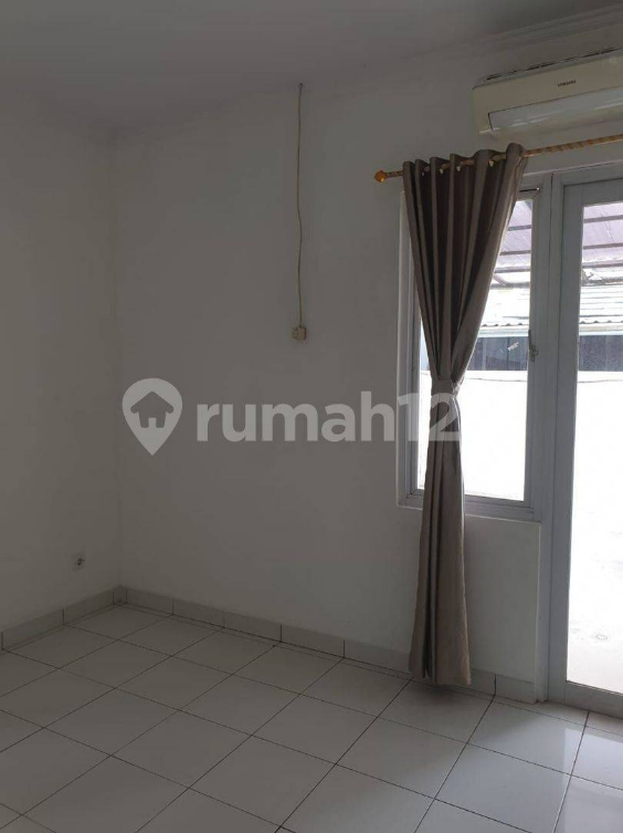 Spacious House in BSD City with Kitchen Set