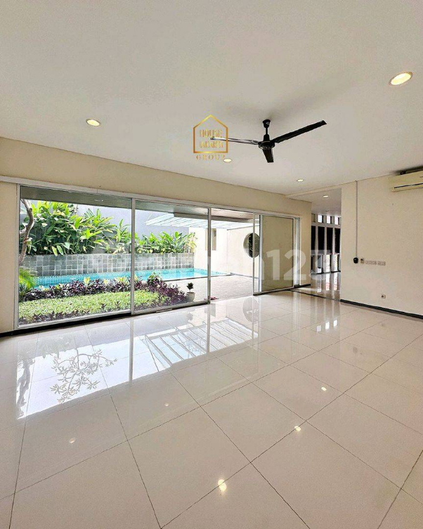 Modern 2-Story House with Pool and Rooftop