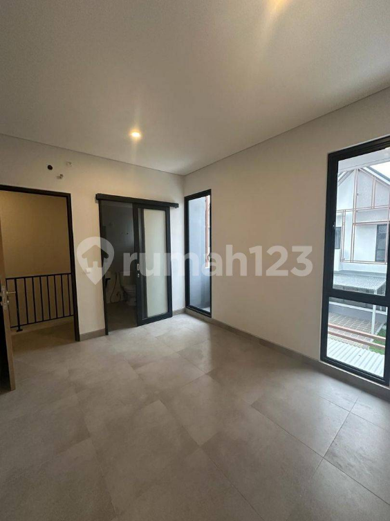 Modern Townhouse Near BSD City Toll