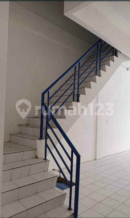 Spacious Three-Floor Commercial Space with Rooftop