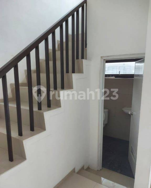 Modern Townhouse with Designer Interior and Parking