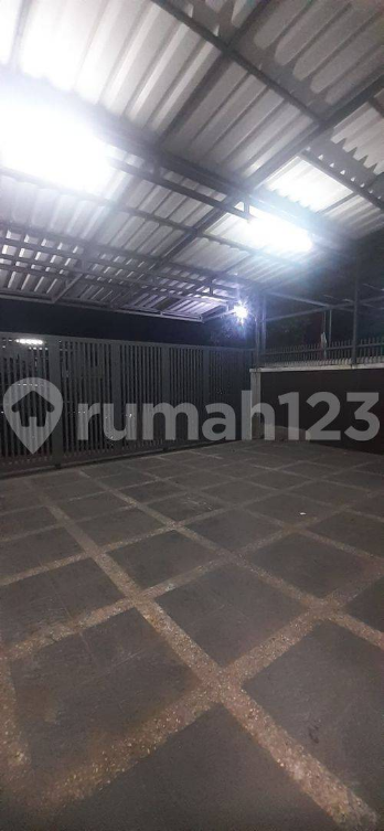 Spacious 4-Bedroom House with Carport in Batununggal