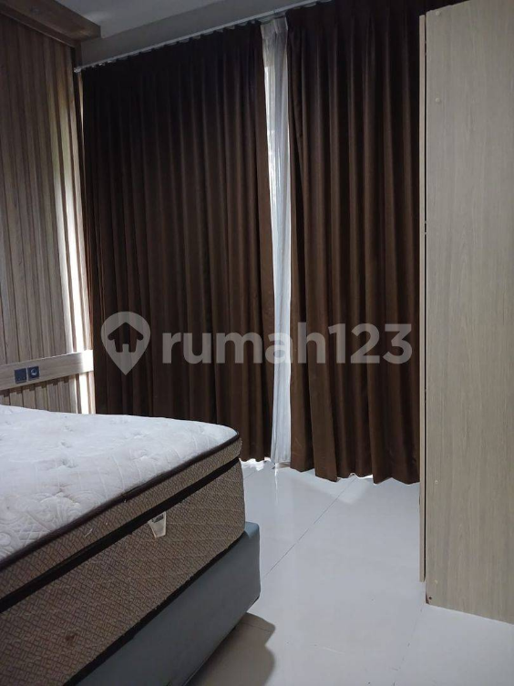 Semi-furnished House with Modern Kitchen and Balcony