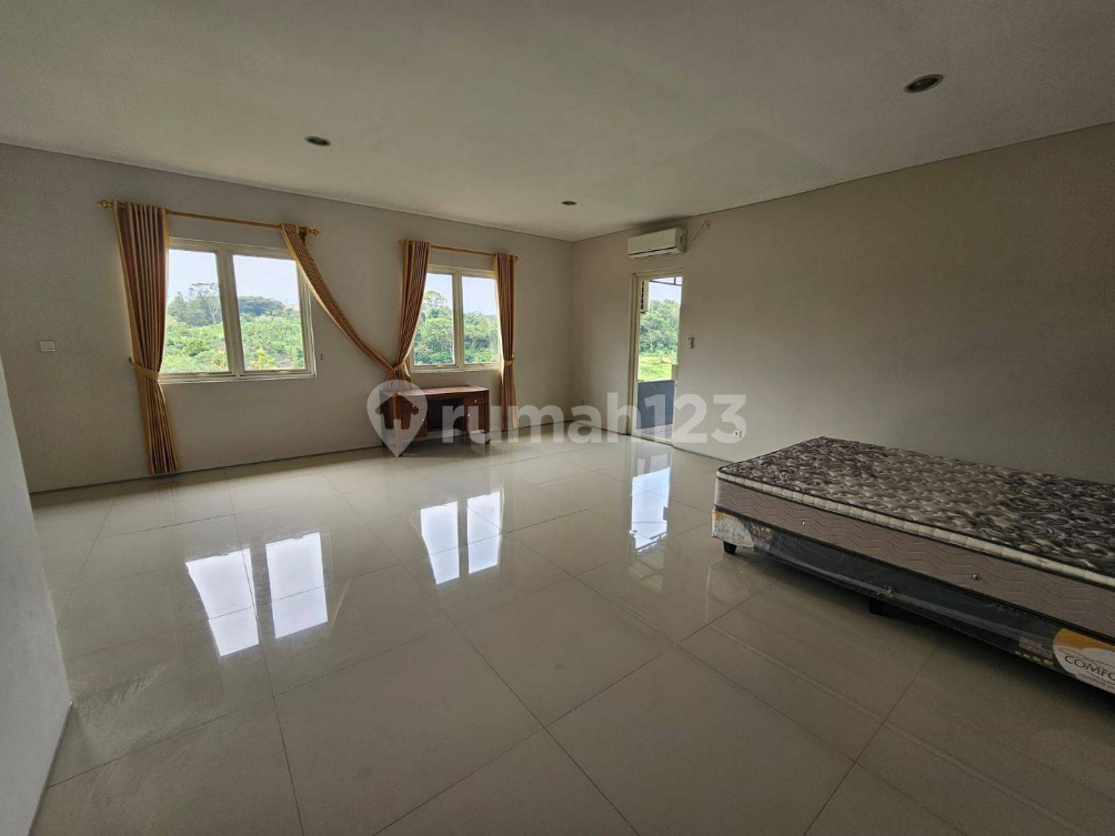 Luxury Lake View House with 4 Bedrooms