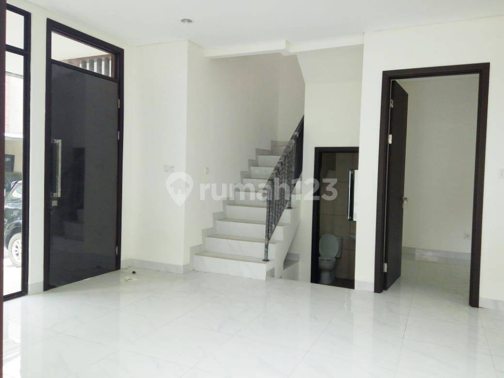 Modern Two-Story Townhouse in Quiet Residential Complex