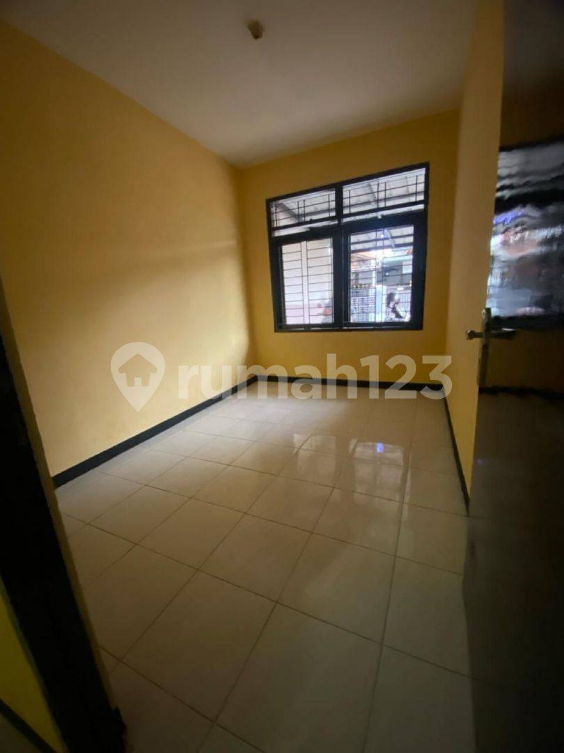 Spacious 3-Bedroom House with Carport in Batununggal