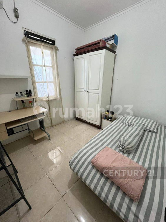 Strategic Location Near Schools and President University