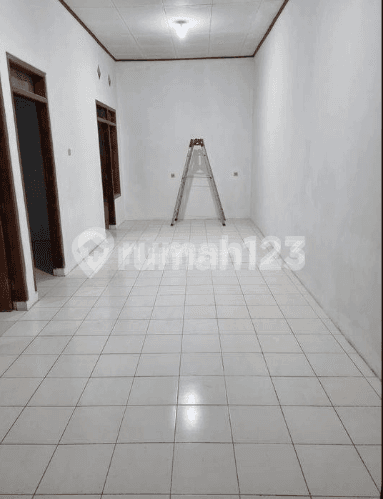 Spacious 3-Bedroom House in Taman Kopo Indah