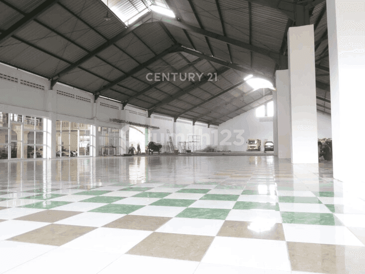 Large Strategic Warehouse with Container Access