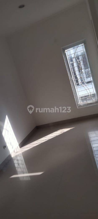 Modern 2-Bedroom House in Puri Beta Ciledug