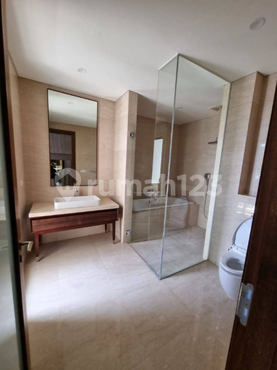 Luxury 2-Bed Apartment with City Views