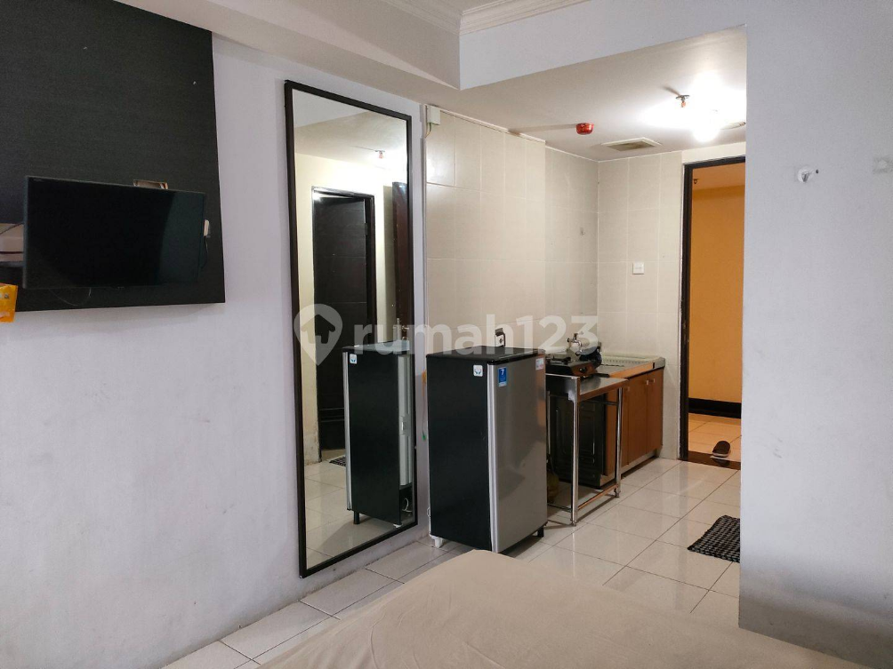 Modern Studio Apartment Near Cikokol Toll Exit