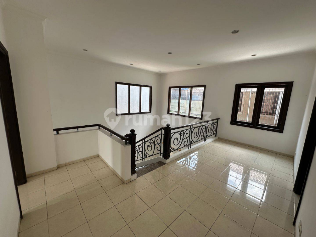 Modern Minimalist House Near Mall with 4 Bedrooms