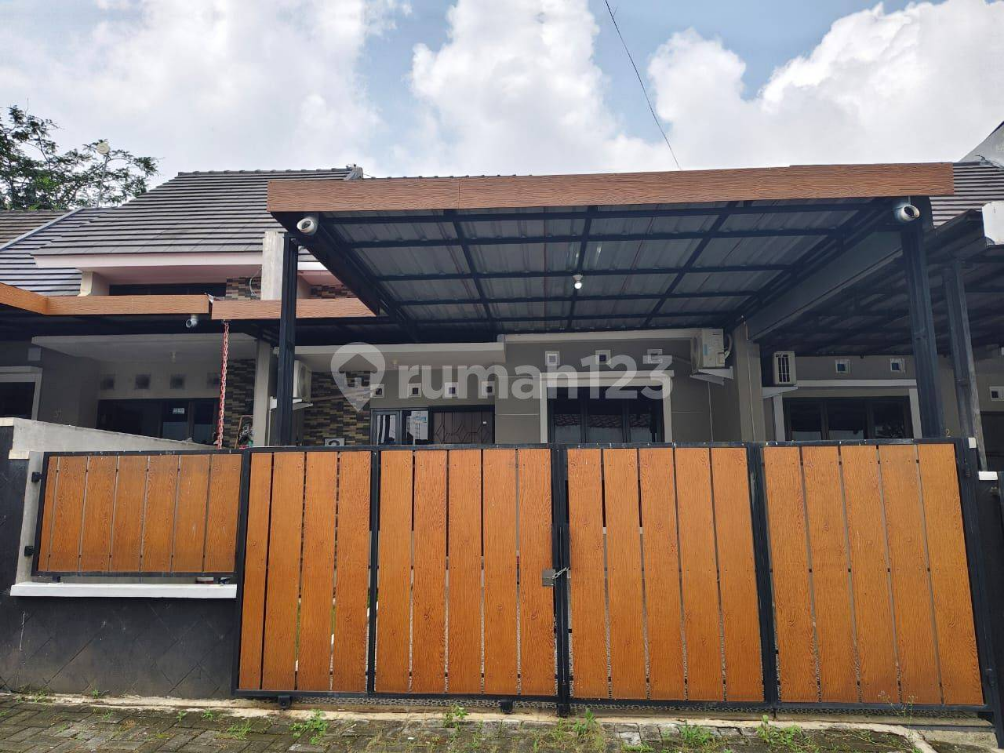 Modern 3-Bedroom Semi-Furnished House in Banyumanik