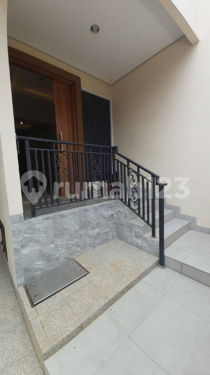 Large 3-Story House with 6 Bedrooms in Muara Karang